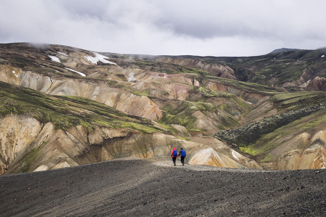 冰岛火山爆发迫使蓝湖度假胜地关闭，熔岩墙切断了道路。  第1张